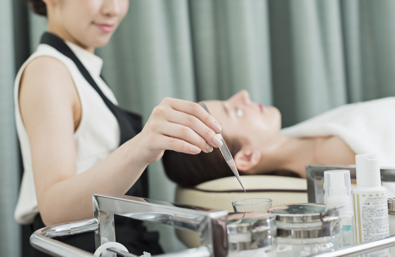 プライベートサロンを営業 | 博多区のマツエクならEMINY